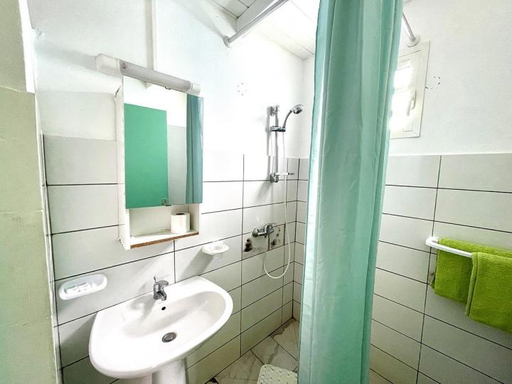 Douche dans la chambre Cannelle Guadeloupe